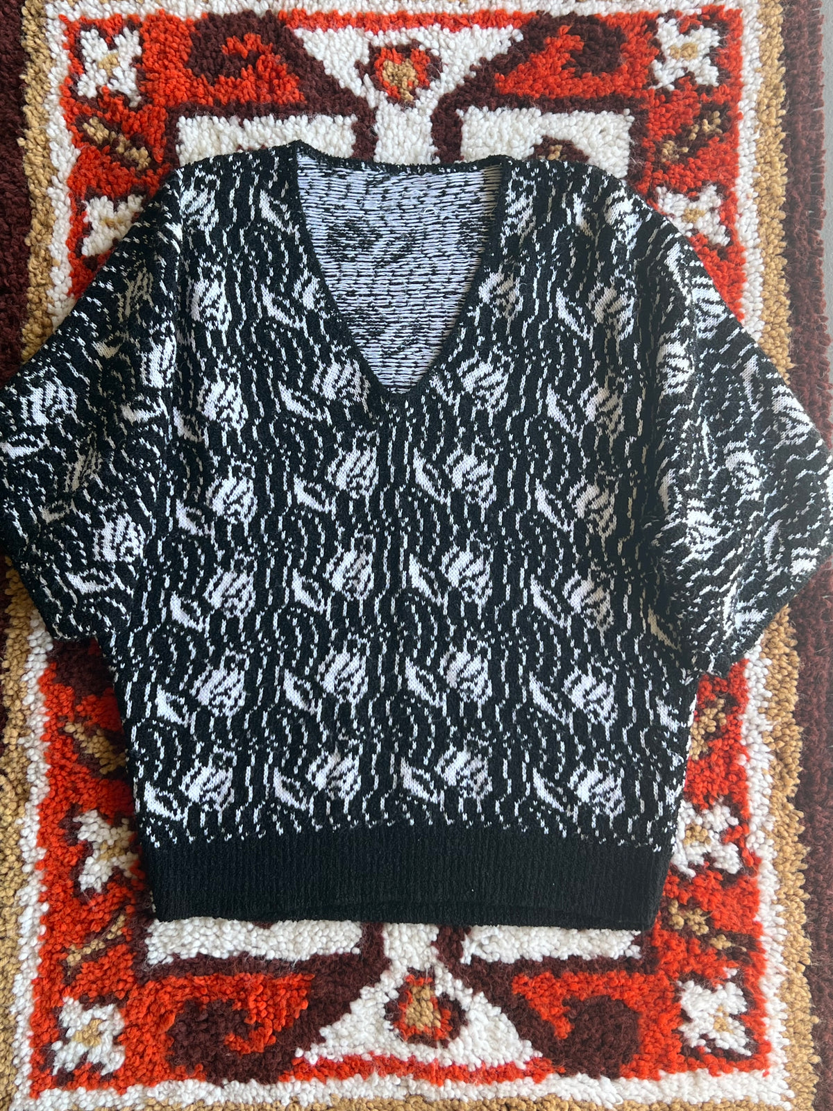 Vintage 1980s Black & White Floral Short Sleeve Sweater Size M-L