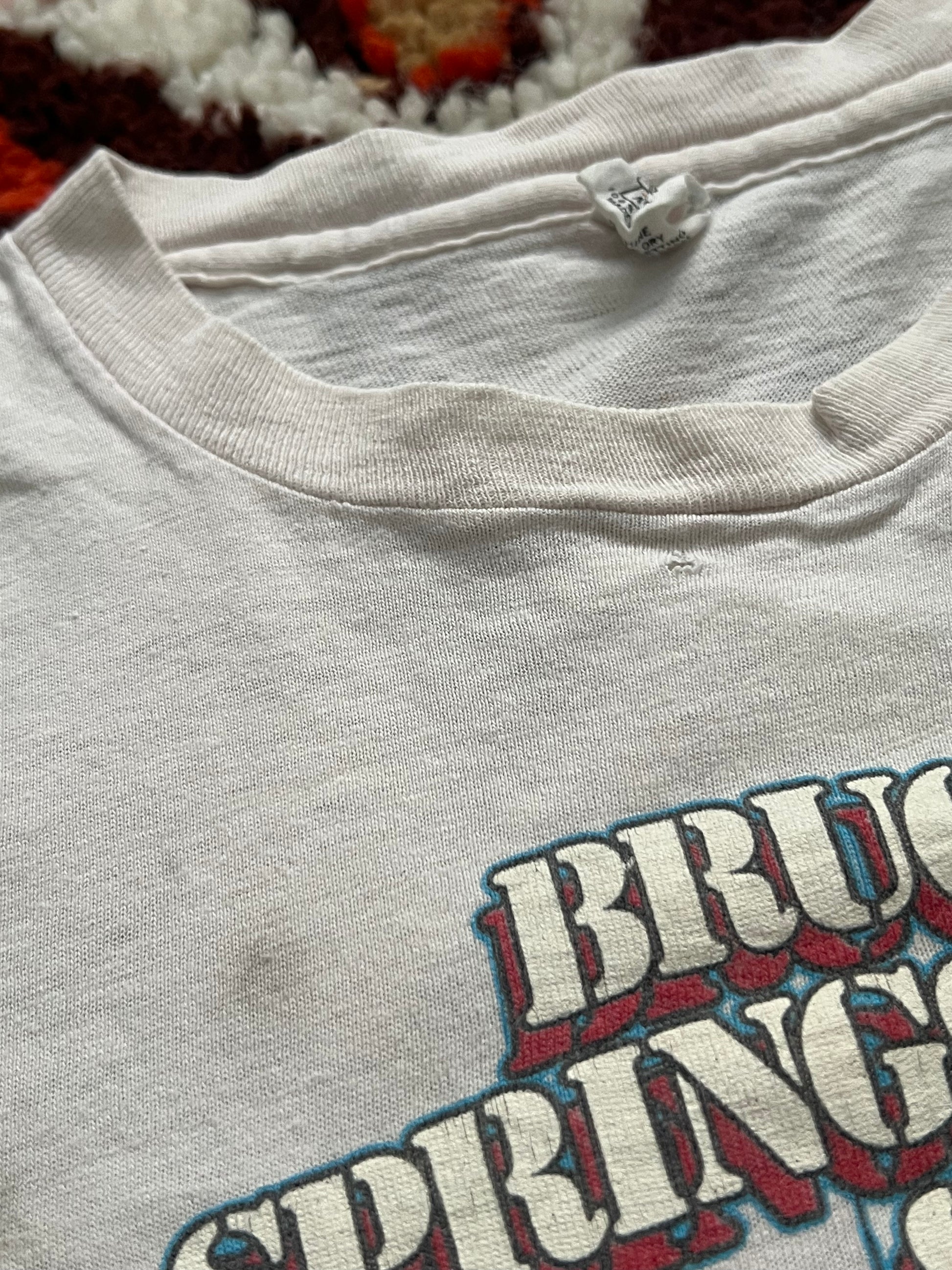 Vintage 1980s Hanes Cream/Red/Blue Bruce Springsteen & The E St. Band Single Stitch Band T-Shirt Size M- MADE IN USA