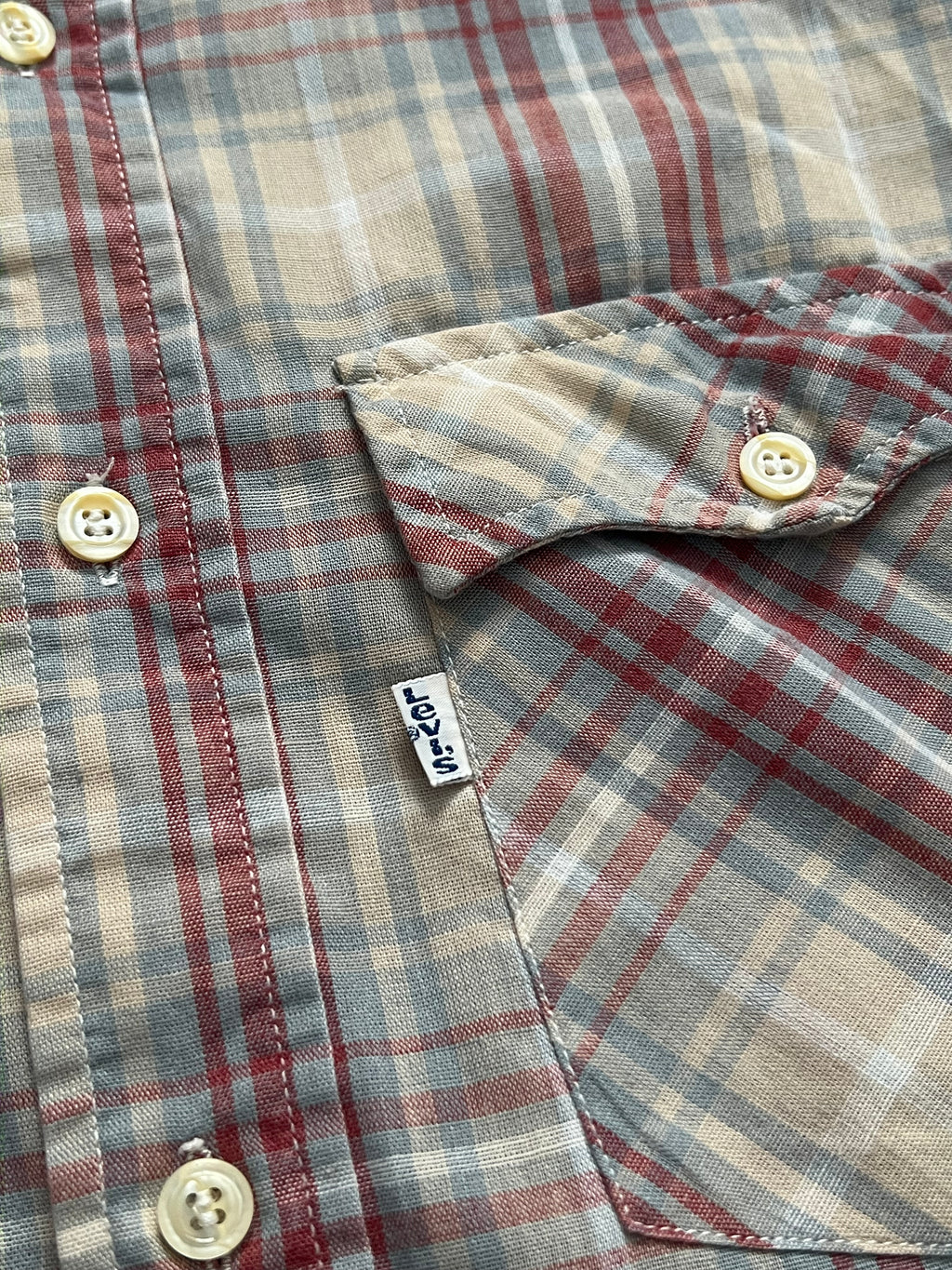 1970S-1980s Vintage Levi's Cream/Blue/Red Plaid Button-Up Shirt M-MADE IN USA