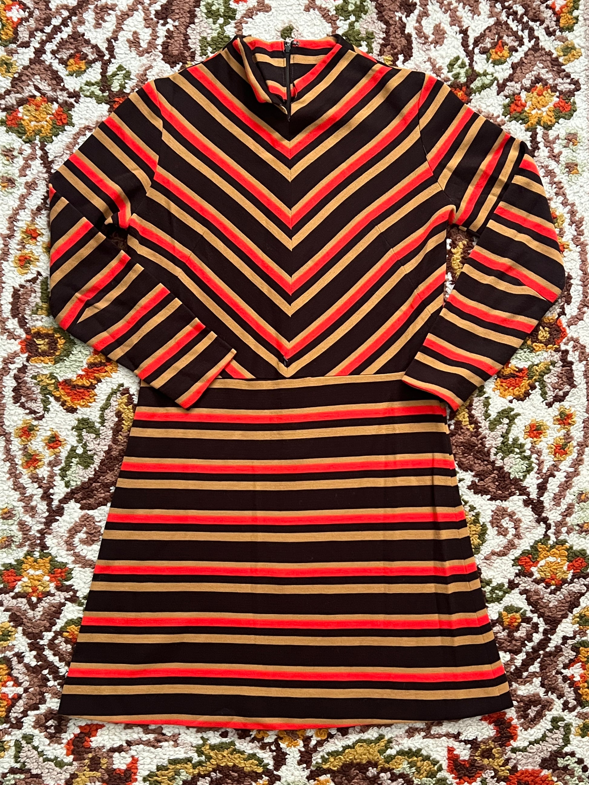 Vintage 1970s Unbranded Brown/Orange/Tan Chevron Long Sleeve Mini Dress Size M-L